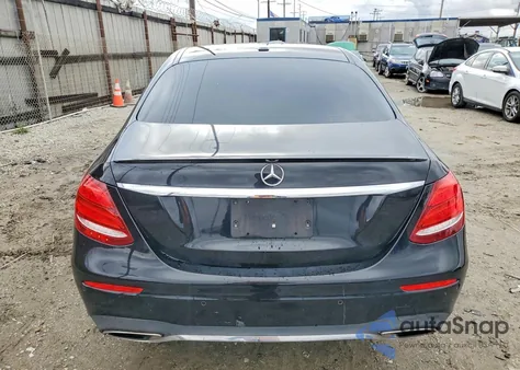 2017 Mercedes-Benz E 300 z USA, uszkodzony, nr VIN WDDZF4JB2HA182163